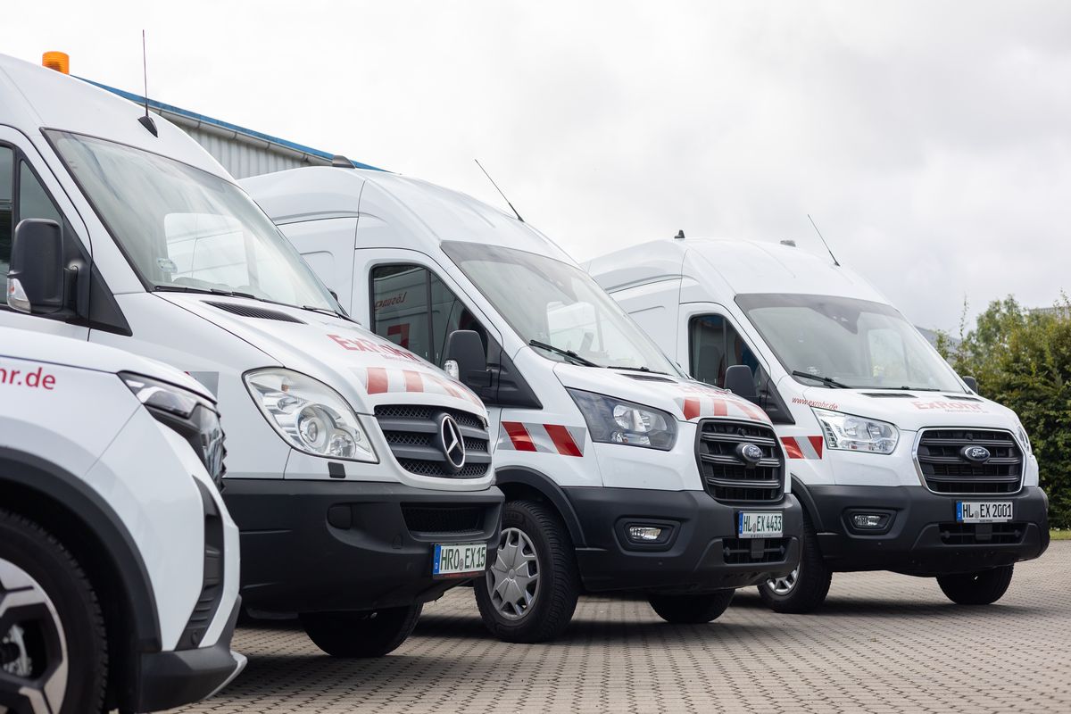 ExRohr-Transporter nebeneinander auf dem Hof